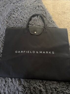 New Garfield & Marks Classic Black Garment Bag with Top Handle Look